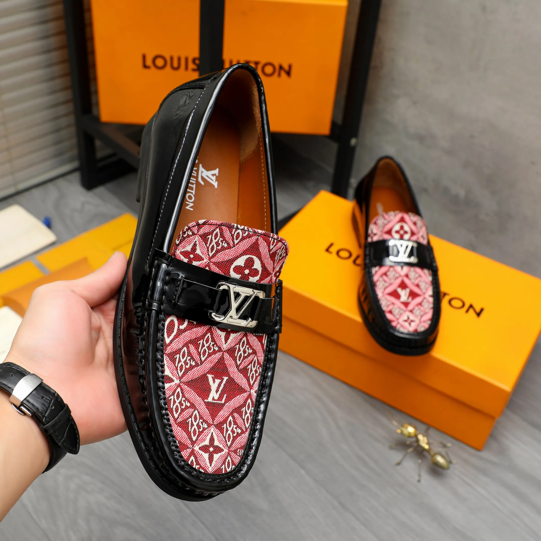 Men's shoes 💰400 Product trademark: LV "Louis Vuitton" casual slip-on shoes Regular size: 38-45 (45 is custom-made and non-returnable) Product material: Selected breathable fabric spliced ​​patent cowhide upper, cowhide lining, rubber outsole